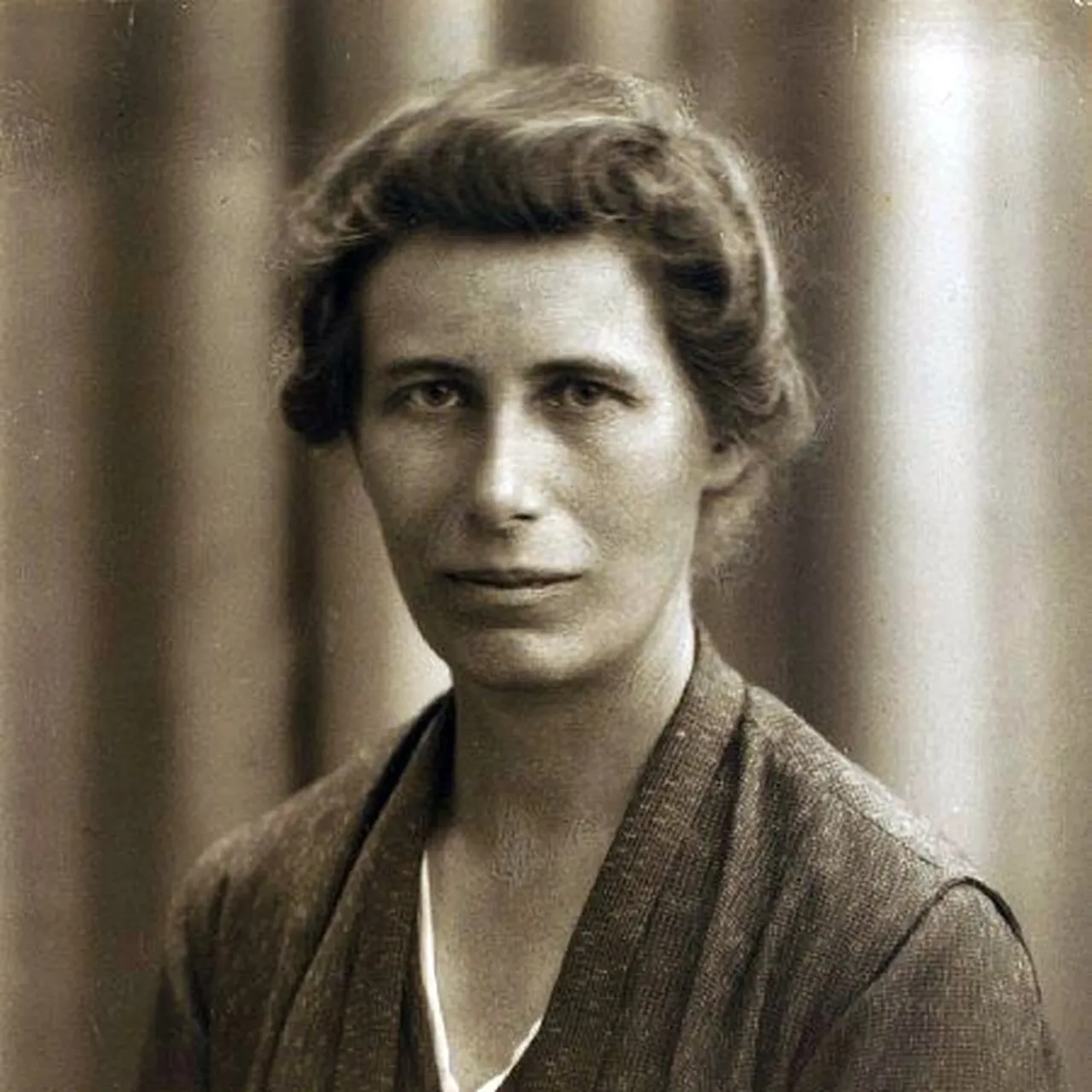 <p><span>Danish seismologist and geophysicist who discovered Earth's inner core</span></p>