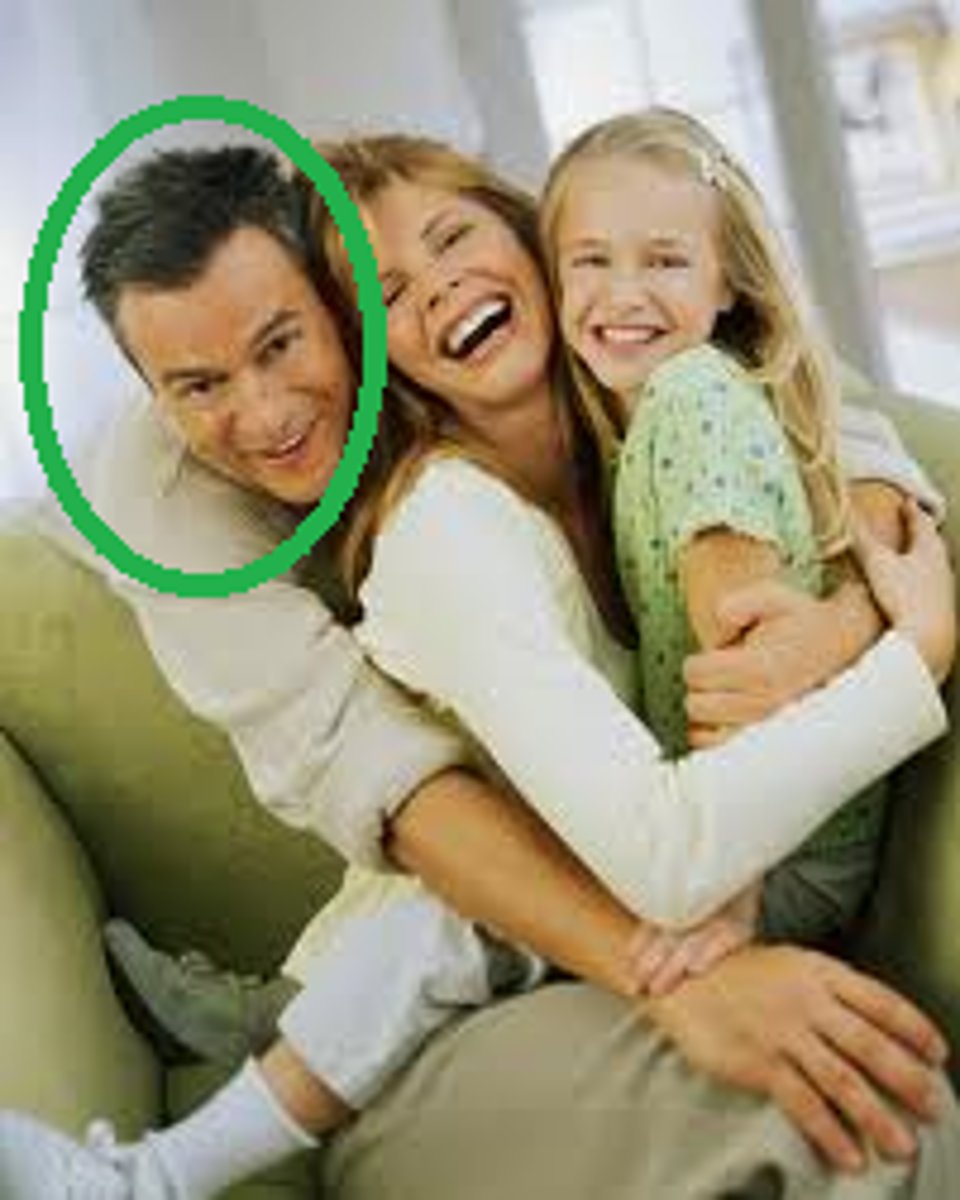 <p>un homme / une femme qui a engendré ou adopté un enfant.</p>