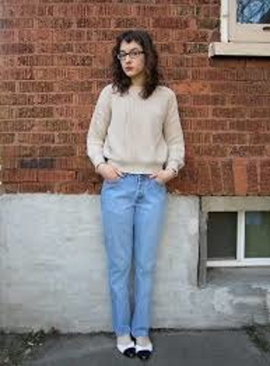 <p>a fashion style or way of dressing characterized by ordinary, plain clothing with no designer names, often a reaction against trendy fashion</p>