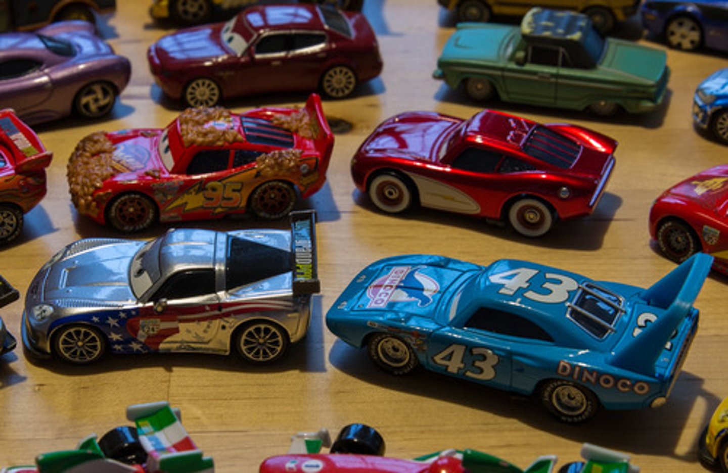 <p>die cast with aluminum alloy</p>