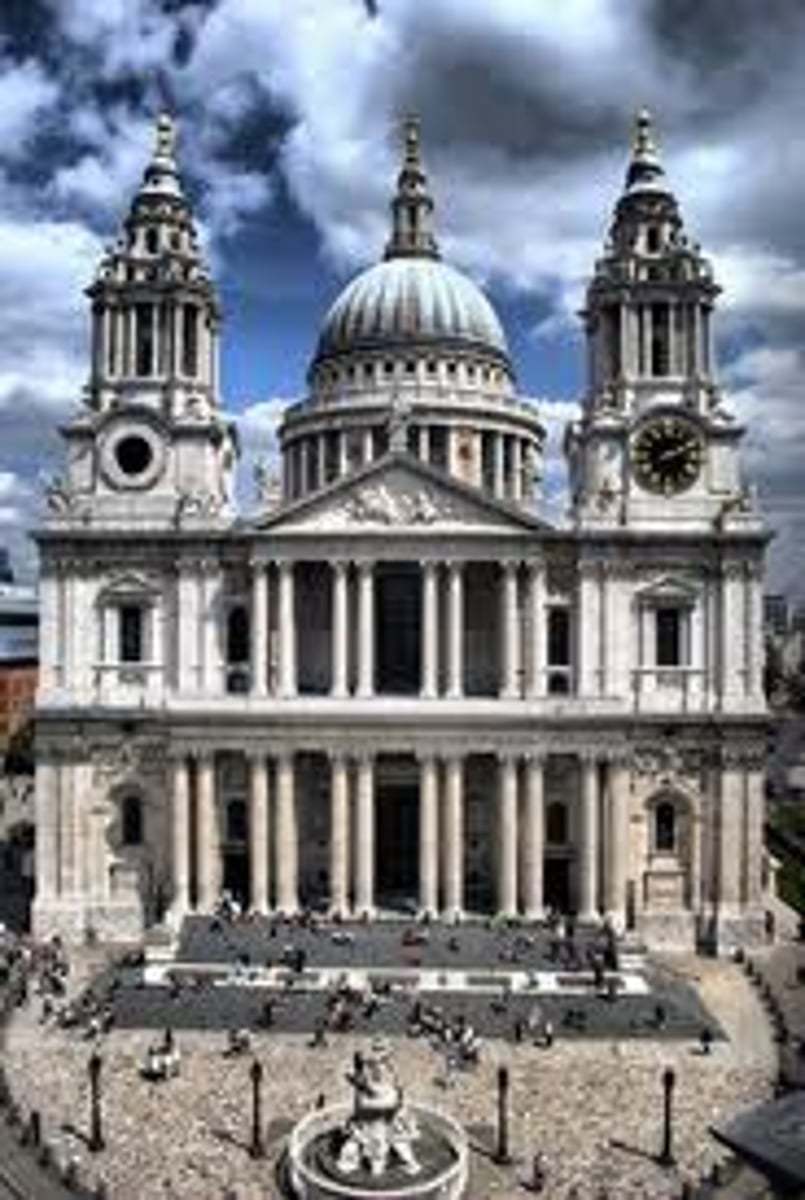 <p>Designed by Christopher Wren, it is the largest cathedral in England. The dome is an enlarged version of the Tempietto by Donato Bramante. Its lower levels are more Palladian.</p>