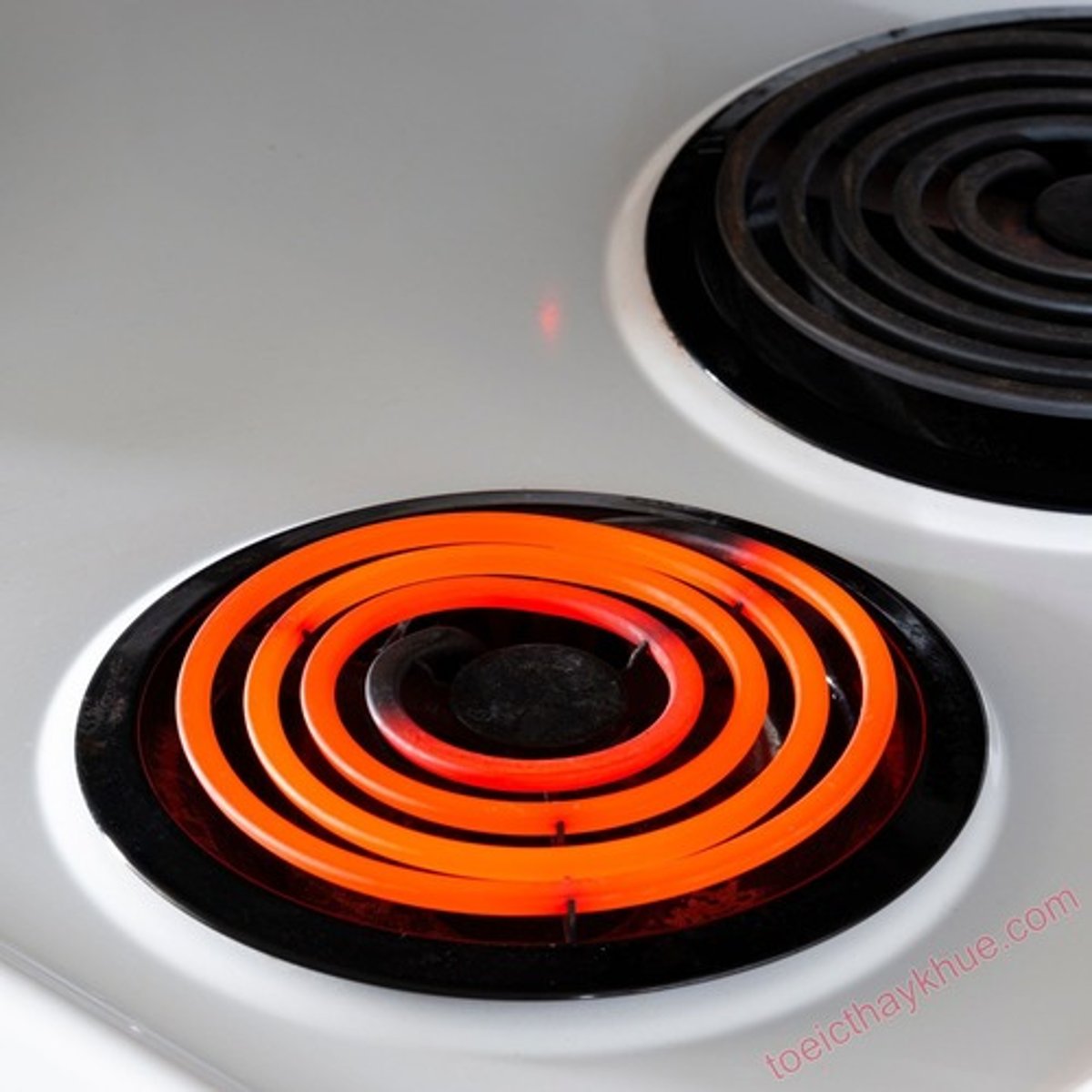 <p>Cái bếp thì nóng.</p>