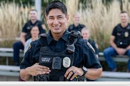 <p>el policia/la policia</p>