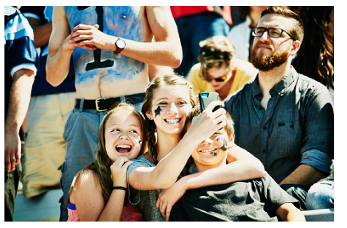 <p>/ɪnˈvɑlv/ Ảnh hưởng , liên quan tới</p>