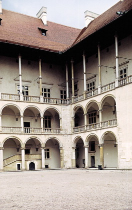 <p>BARDZOOO popularne w renesansie <span>długie</span> korytarze okalające przeważnie wewnętrzny dziedziniec na jednej lub kilku kondygnacjach. Dzięki niemu mogłeś uniknąć traumy przez zobaczenie dance macabre twoich starych w łóżku bo mogłeś swobodnie przejść do wybranego pomieszczenia bez włażenia i wyłażenia z butami do nich </p>