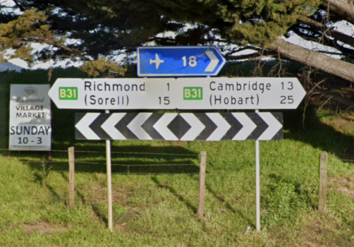 <p>Which Australian state have white directional signs?</p>