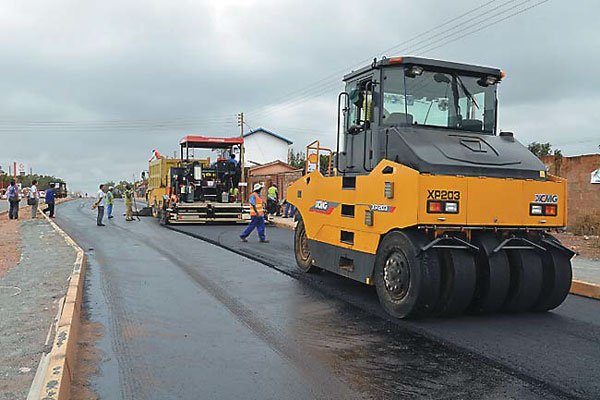 <p><strong>When driving through narrow spaces, solely use your brake pedal to adjust your speed, to check if your vehicle has sufficient clearance.</strong></p><p>Don’t move closely to an obstacle that might restrict your turning space, and give enough room to steer the vehicle around with extra care for laborers or machinery movement.</p>