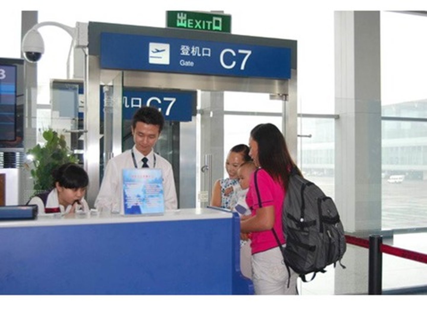 <p>boarding gate (dēng jī kǒu )</p>