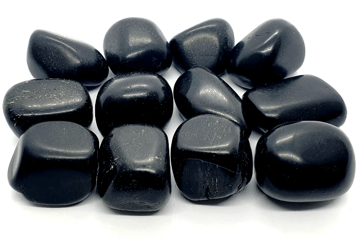 <p><strong>pierre d'un noir brillant utilisée en bijouterie</strong></p>