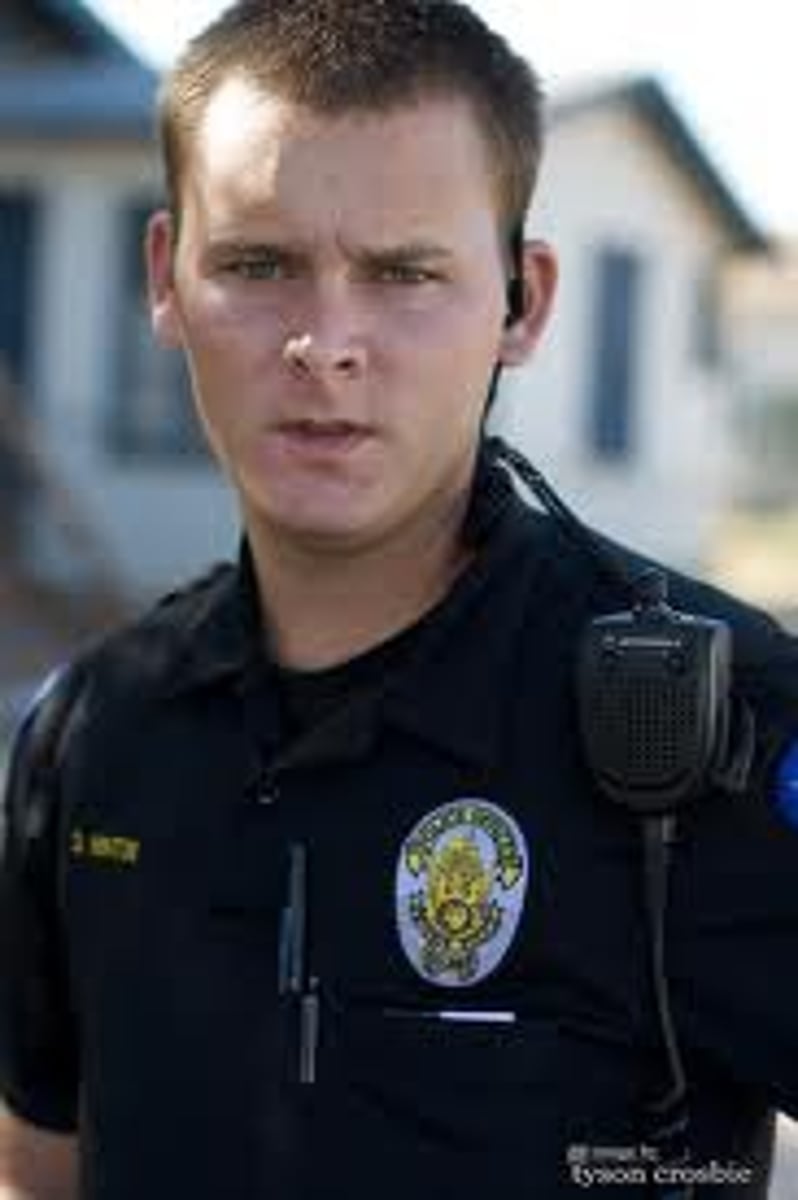 <p>el policía</p>