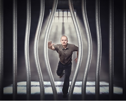 <p>If you get away from a place or situation, you <strong>escape</strong> from this place or situation.</p><p><span>|ɪˈskeɪp|</span></p><p>Бежать, совершать побег</p>