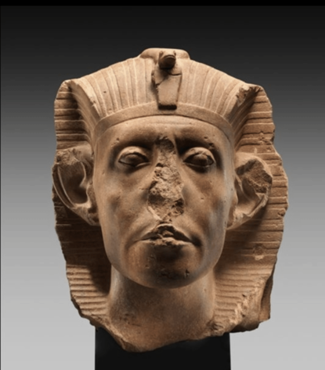 <p>- Indicative of a shift in royal ideology</p><p>- Lines on the forehead and around the lips, indents on the face</p><p>- More emphasis on the king being older</p><p>- Still not a portrait, still idealized, just in a different way</p><p>- Really big ears</p><p>- Obviously a king</p><p>- Headdress and snake on headpiece</p><p>- Some motifs are still the same</p>
