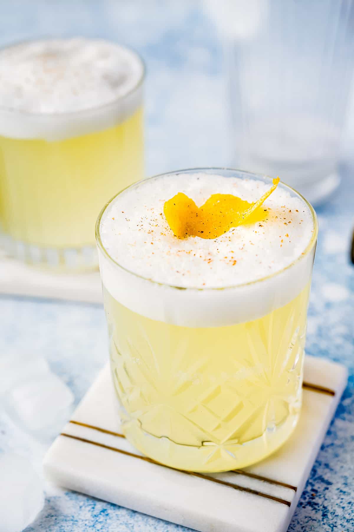 <p>sparkling, 2 oz gin, 0.75 oz lemon juice, 0.75 oz simple syrup, 1 egg white, top with soda water, served in a Collins, no garnish</p>