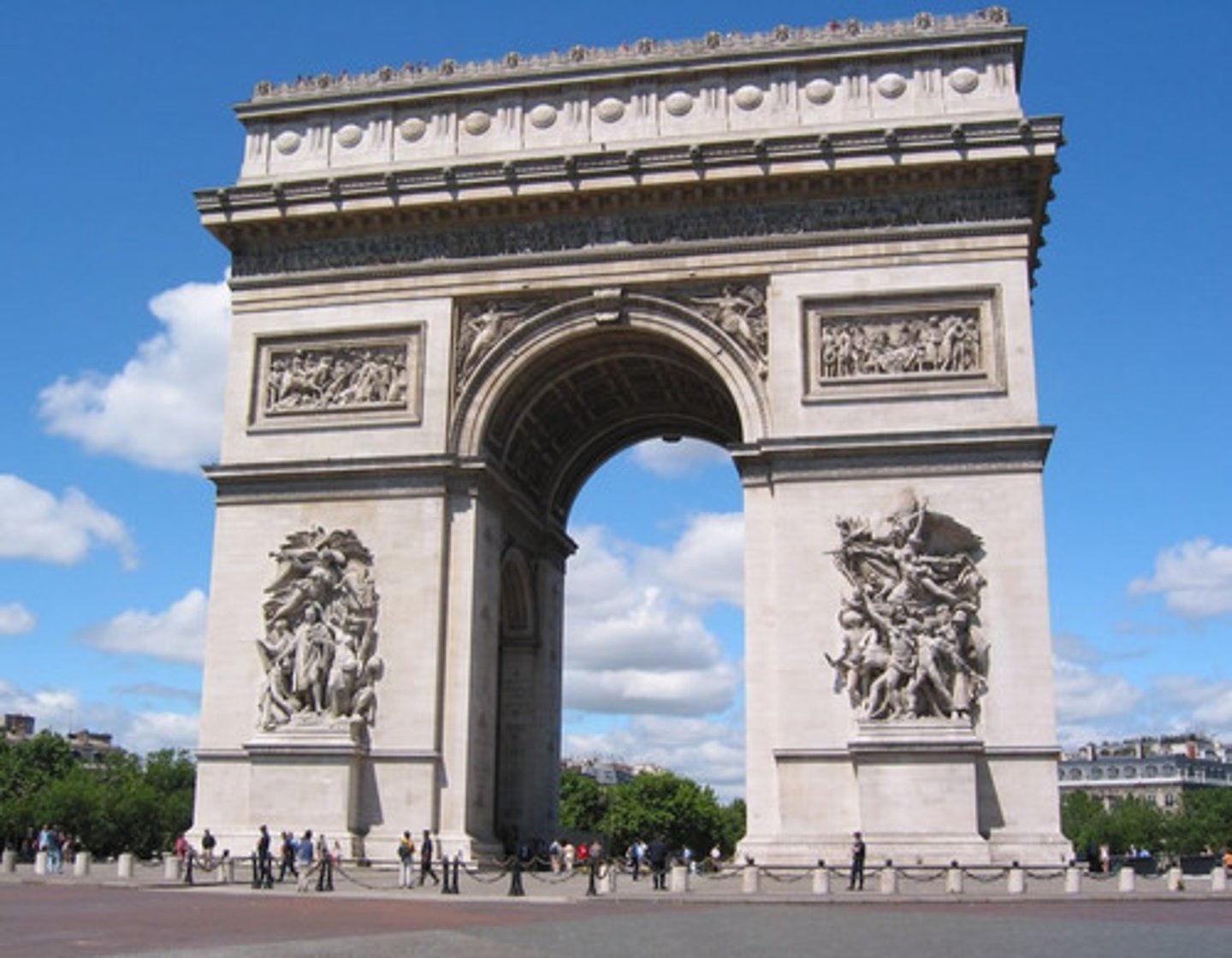 <p>construite pour célébrer les victoires de Napoléon et située sur la place de l'Étoile</p>