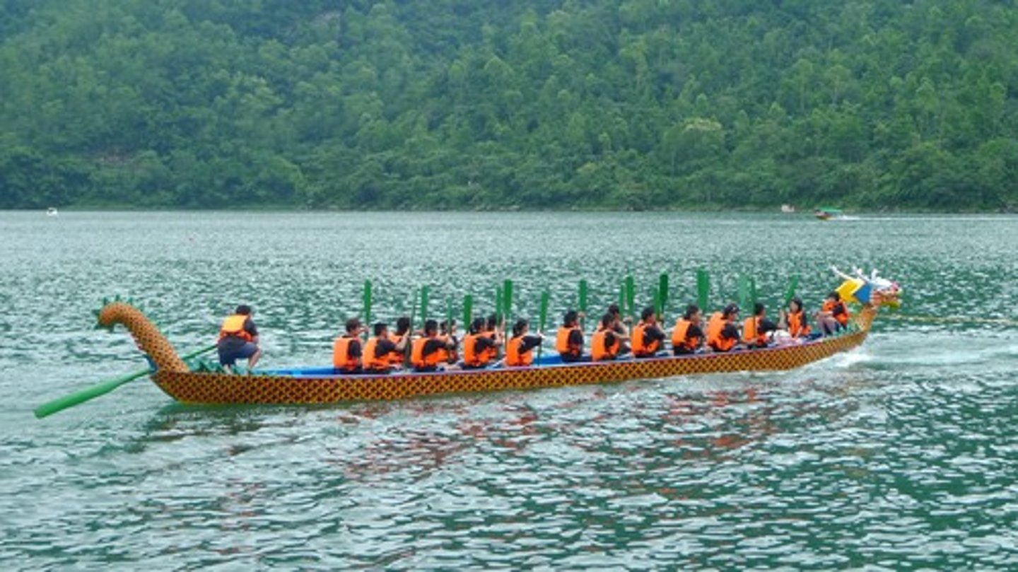 <p>n • /ˈdræɡən bəʊt/ • A long, narrow boat decorated like a dragon, used in races. • Thuyền rồng • "Dragon boat races are a highlight of the festival."</p>