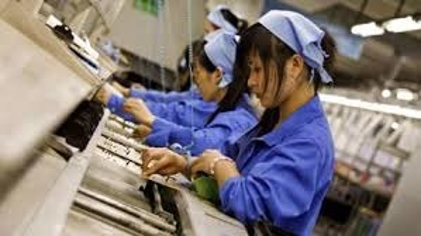 <p>vận hành </p><p><em>(The device is very easy to __)</em></p>