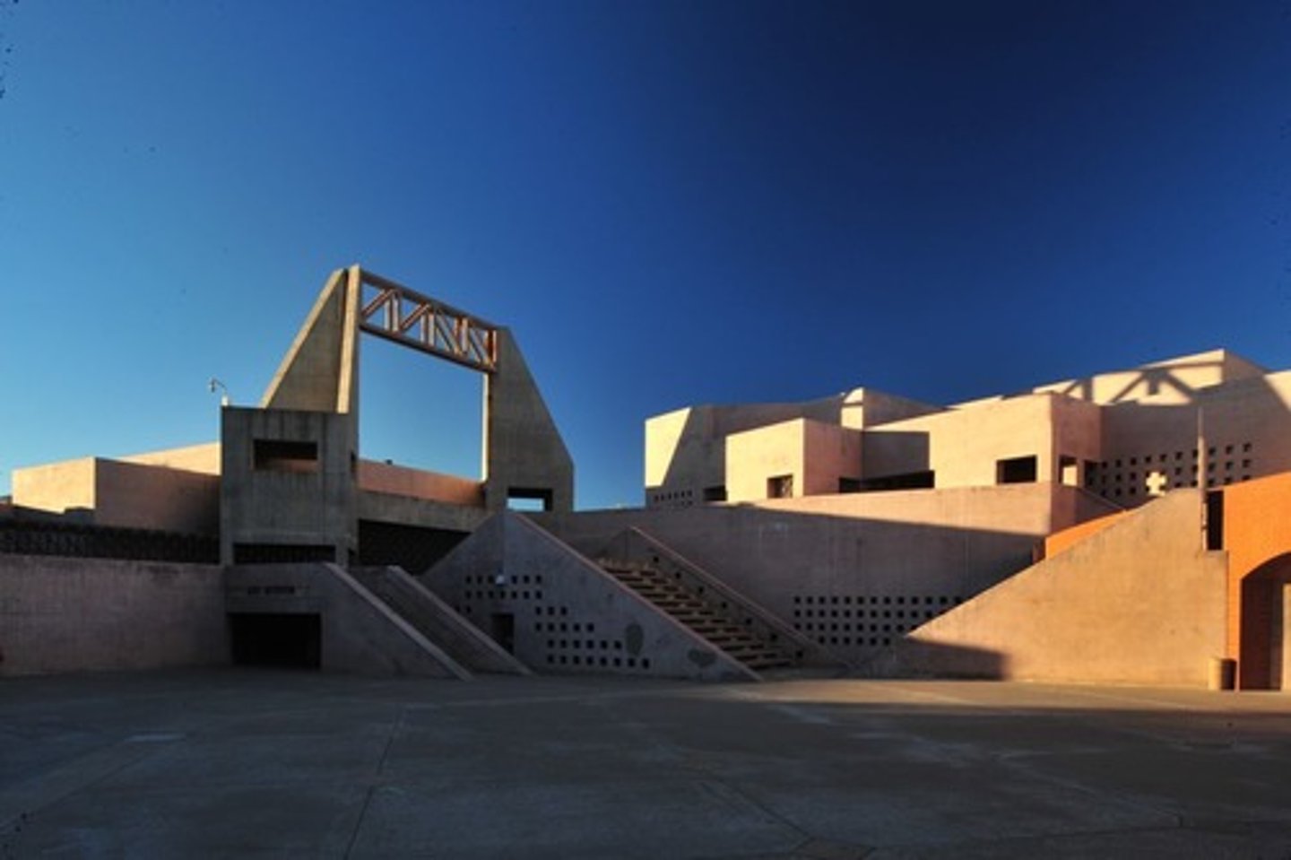 <p>Key Commissions: Nelson Fine Arts Center (shown) , American Heritage Center, and Museum of Science and Industry</p>