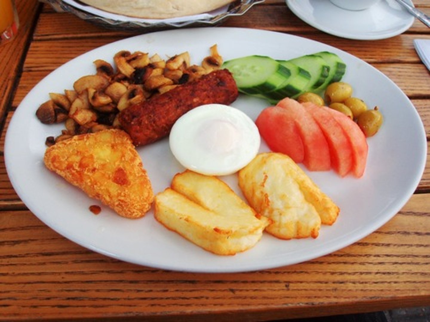 <p>đĩa</p><p><em>The waiter came out carrying a huge platter of fruit.</em></p>