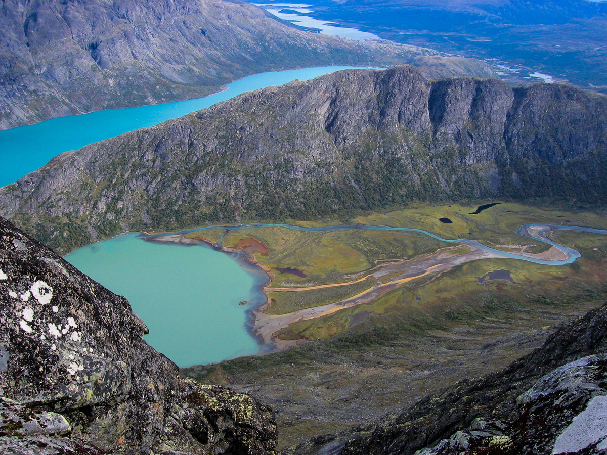 <p>Når en elv legger igjen mer sand, grus og slam ved munningen enn hav og innsjøer kan føre bort, bygges det opp landbanker, og elva deler seg i flere armer. Det nye landområdet som dannes på denne måten kalles et delta. Enkelt fortalt: Delta er landformer dannet av løsmassene fra elver. Typiske deltaer finner du der elvene går ut i vannet.</p><p></p>