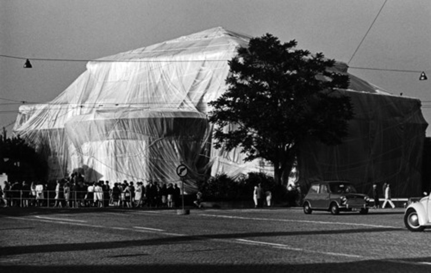<p>christo and jeanne claude</p>