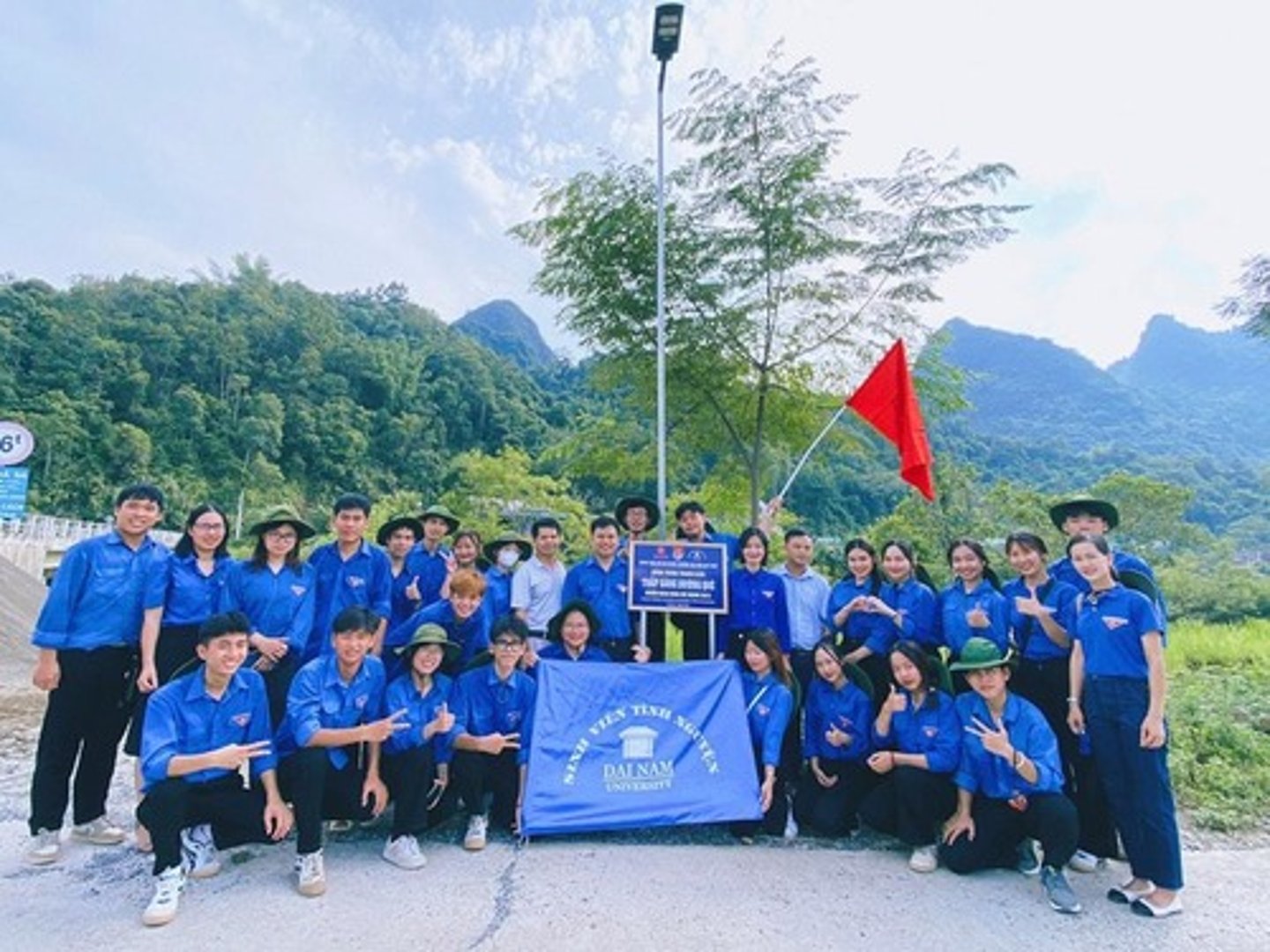 <p>các hoạt động tình nguyện</p>