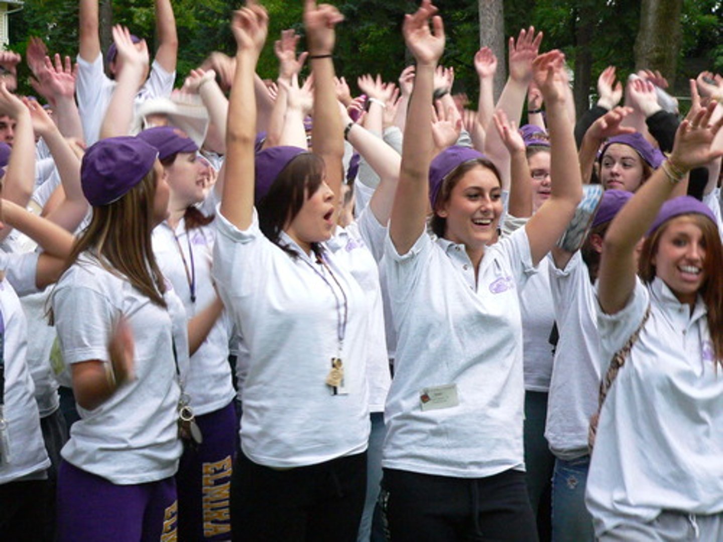 <p>hoan nghênh, ca ngợi</p><p>ex: the recognition was hailed by the government</p>