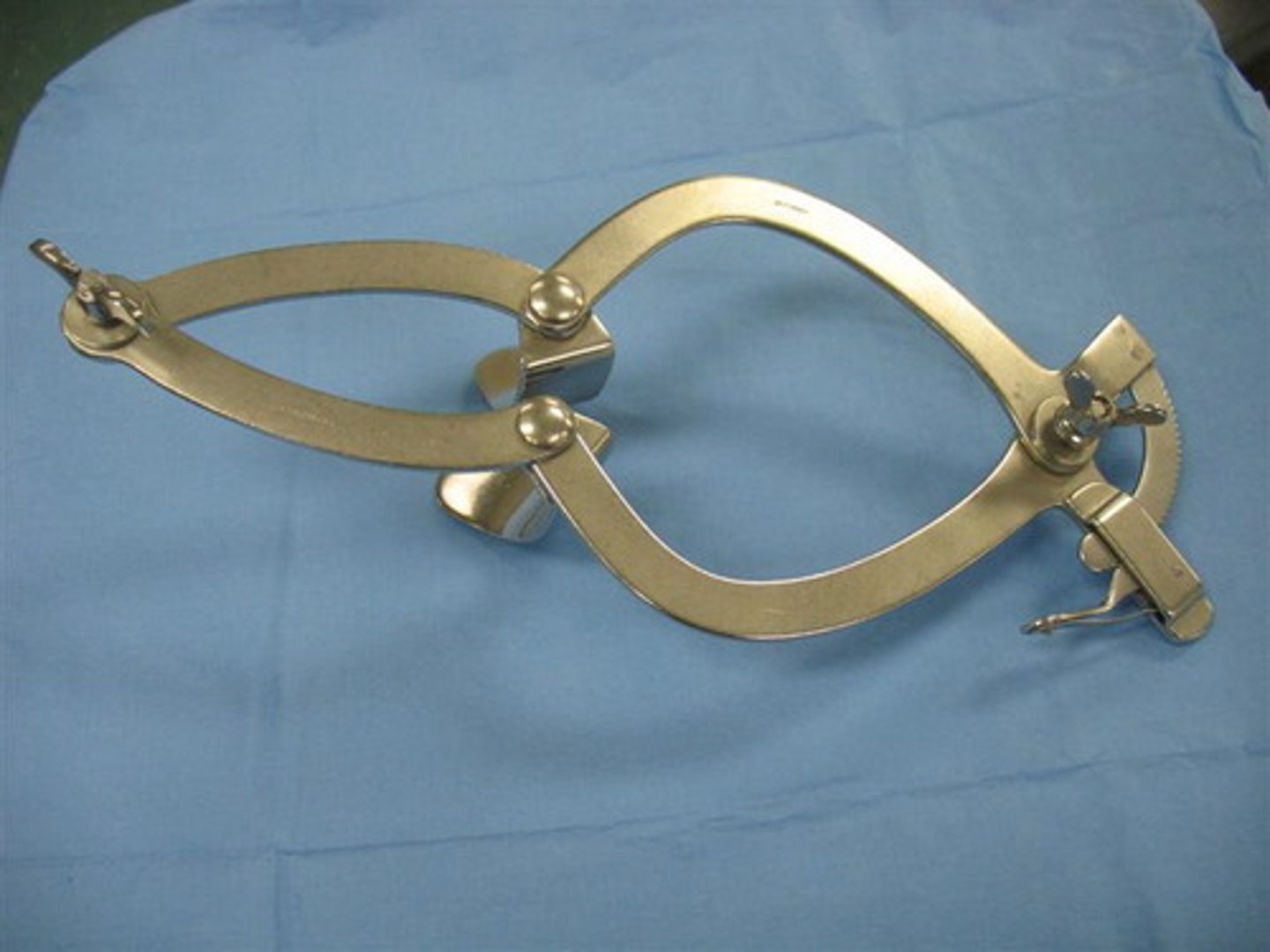 <p>self retaining retractor</p>