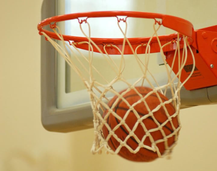 <p>You (informal) play basketball.</p>