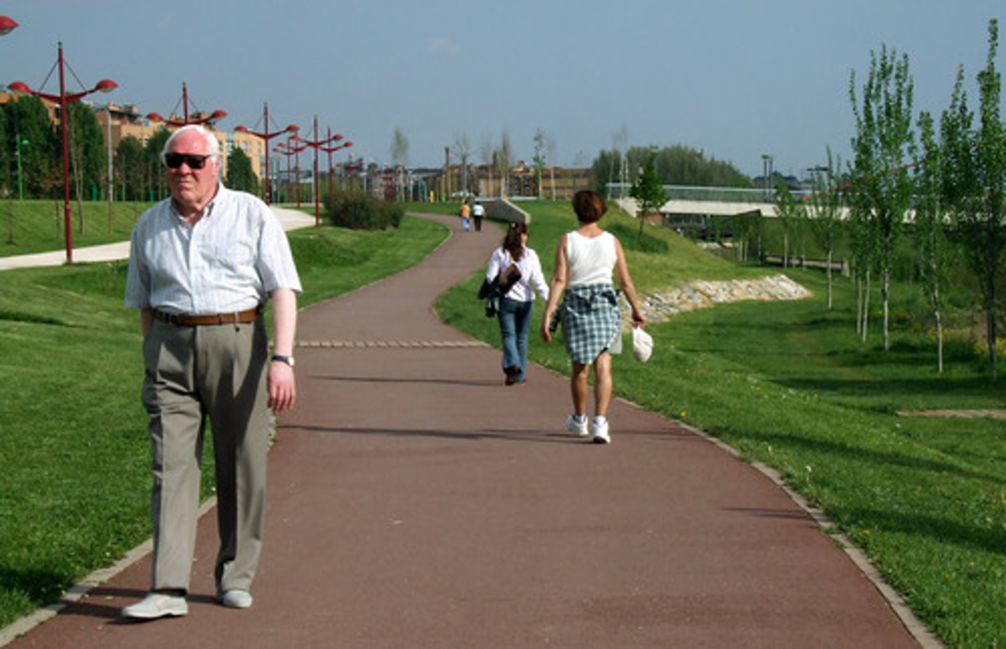 <p>to stroll, to take a walk</p>