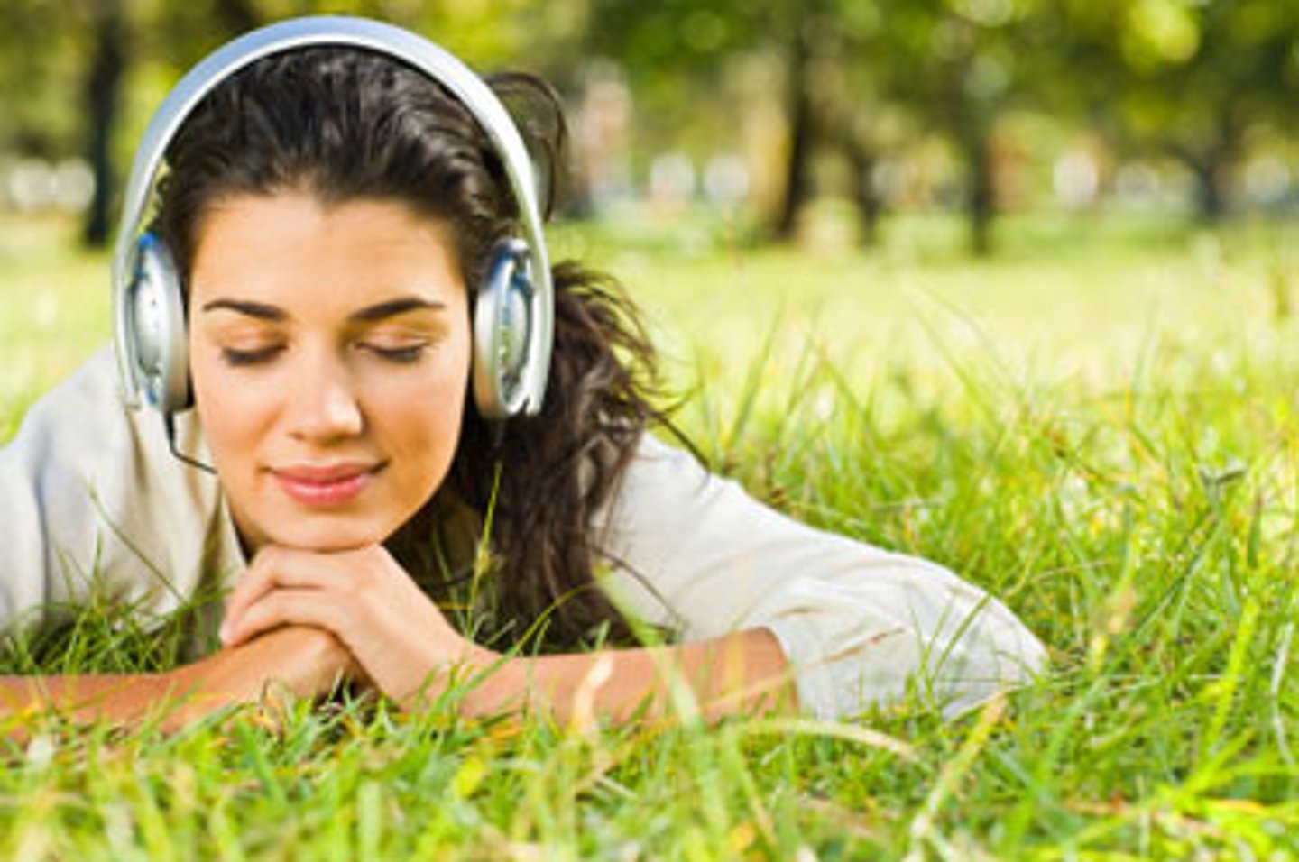 <p>to listen (to)</p>