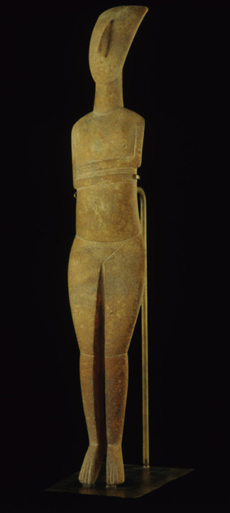 <ul><li><p><span>sheild shaped head, ski sloped nose, folded arms, no hands, pointed toes prevent statues from standing</span></p></li><li><p><span>depict females (breasts and pubic triangle) some with legs together, other legs separated</span></p></li><li><p><span>figures are proportional between carvings</span></p></li><li><p><span>size ranged from 5-6 inches</span></p></li><li><p><span>often found in graves but ware of the statues suggest they were not made for burial</span></p></li></ul>