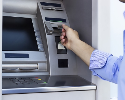 <p>A <strong>cash</strong> <strong>mashine</strong> is a machine that gives you money  when you put a bank card into it.</p><p><span>|kæʃ məˈʃiːn|</span></p><p>Банкомат</p>