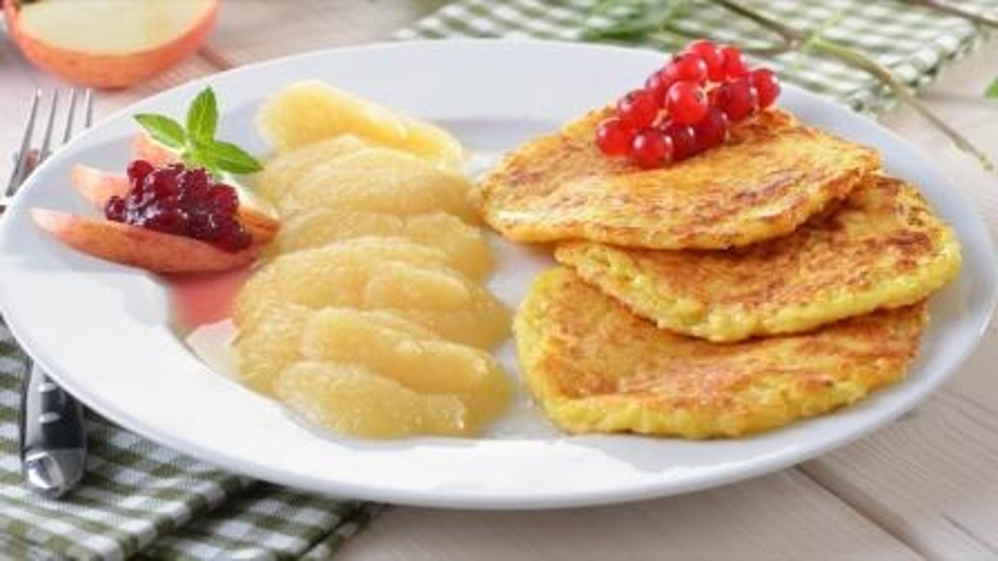 <p>aardappelpannenkoekjes met appelmoes</p>