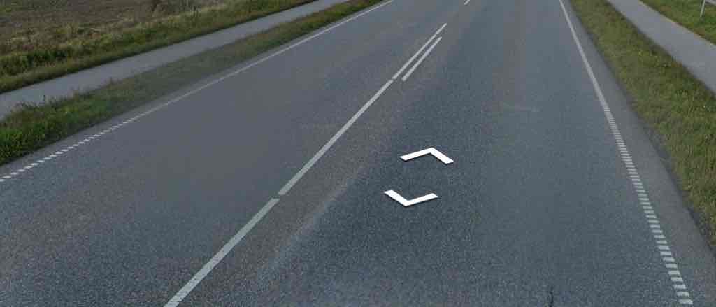 <p>Small white dotted outside lines</p>