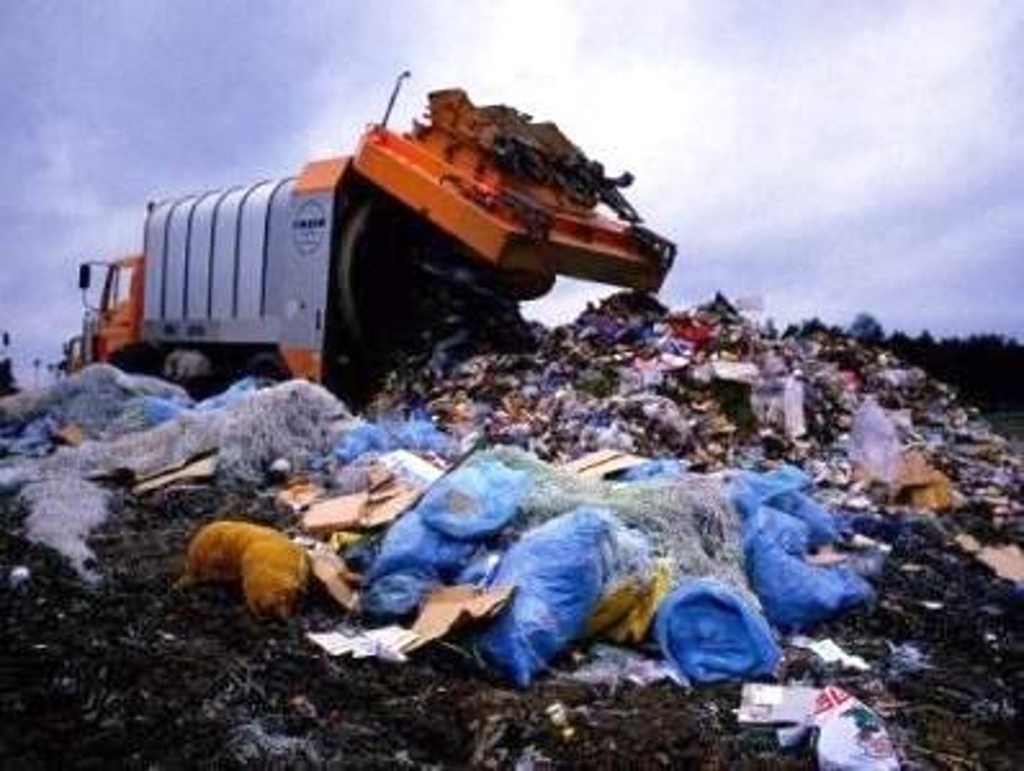 <p>викидати(Over 90 percent of American rubbish is dumped in landfill sites.Over 90 percent of American rubbish is dumped in landfill sites.)</p>