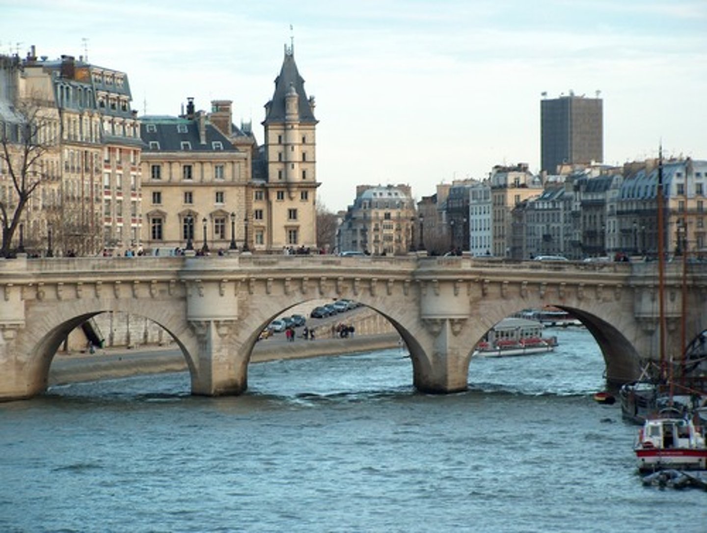 <p>Le plus ancien pont de Paris</p>