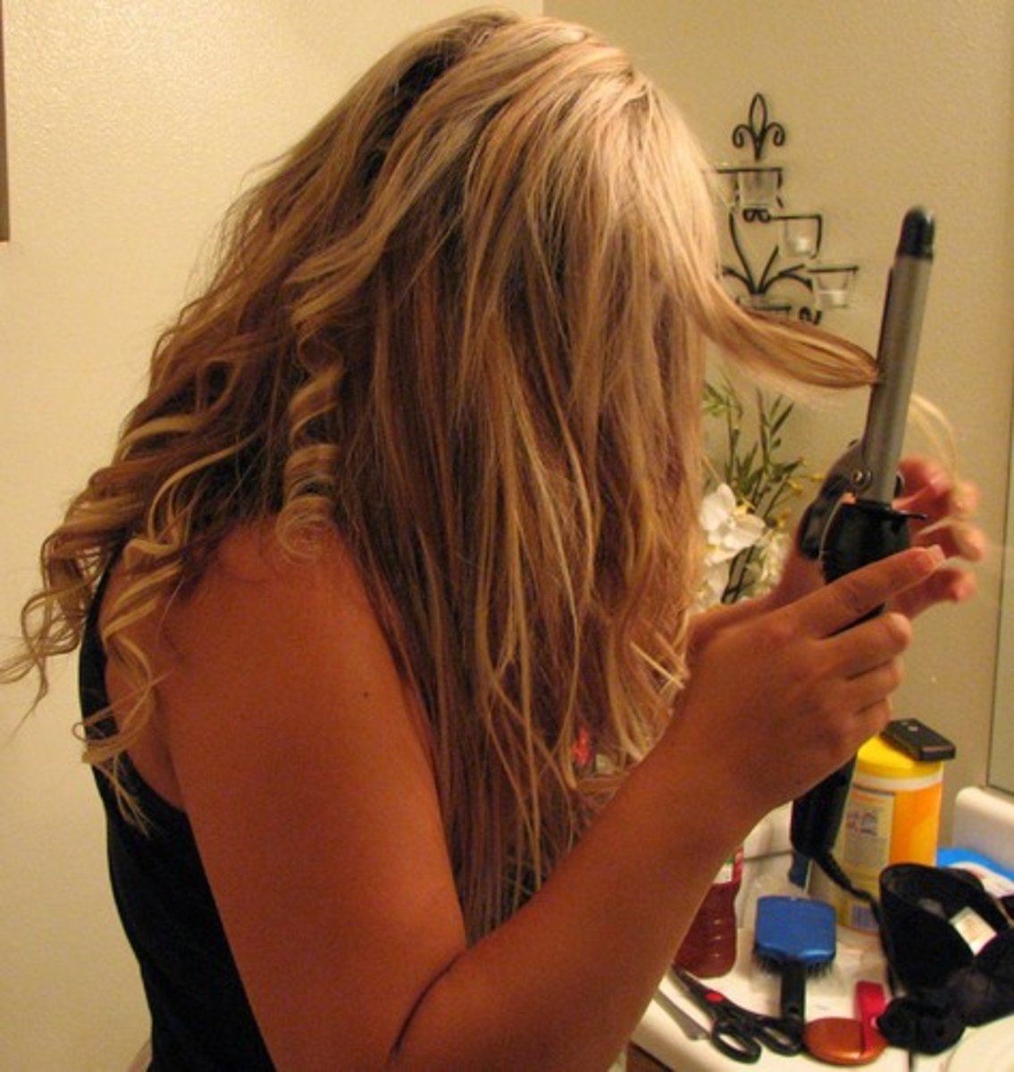 <p>to do one's hair</p>