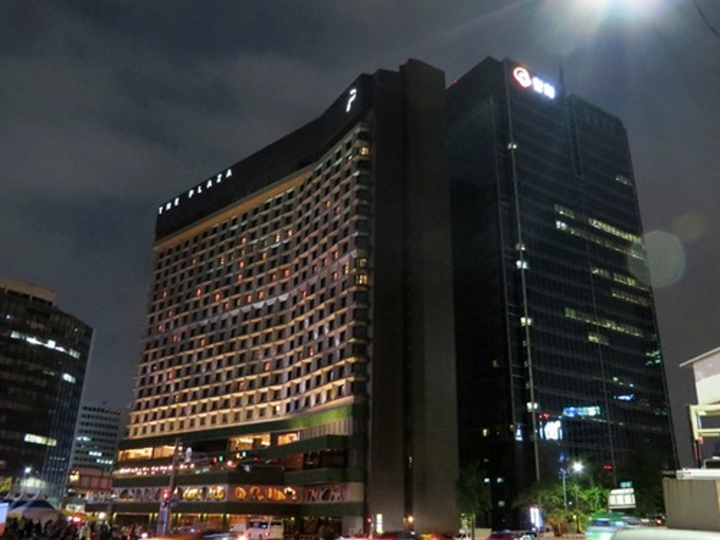<p>el hotel</p>