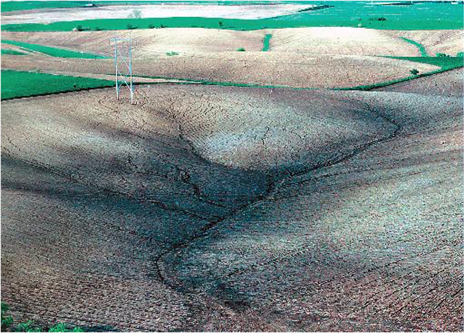 oppervlakte afstroming.  als er veel regen valt of de grond is al verzadigd dan gaat het water afstromen. deze afstroming verwijderd de bodem in dunne lagen
