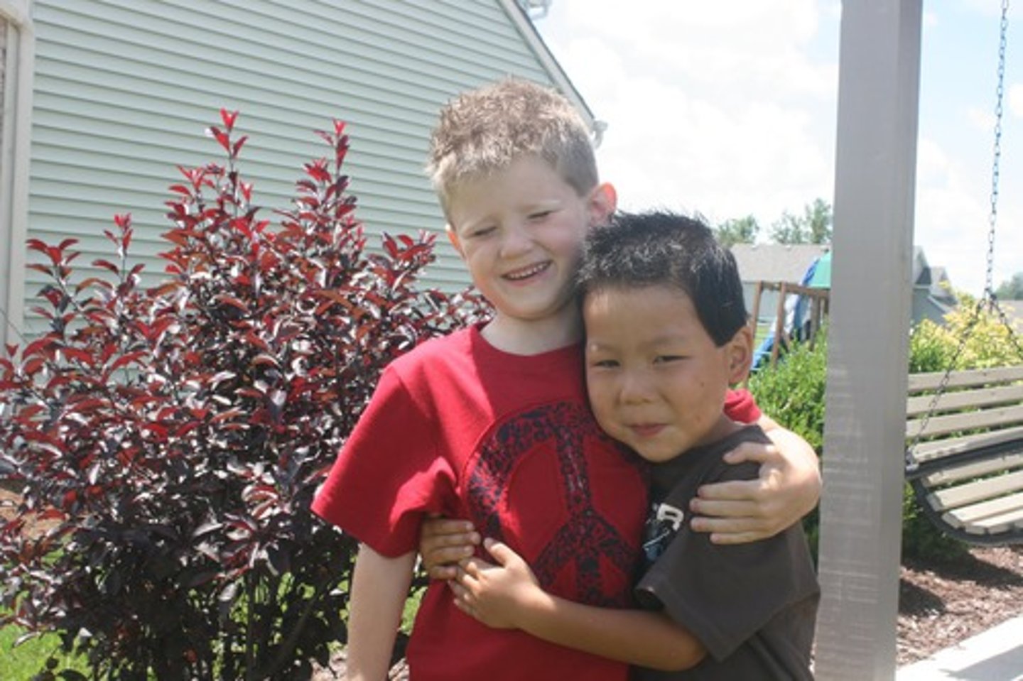 <p>ладить с кем-то</p>