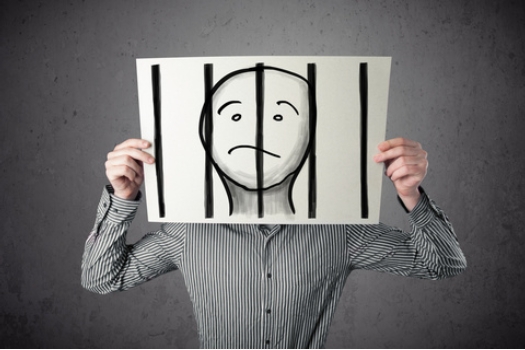 <p>A <strong>prisoner</strong> is someone who has to live in a prison as a punishment.</p><p><span>|ˈprɪz(ə)nə|</span></p><p>Заключенный</p>