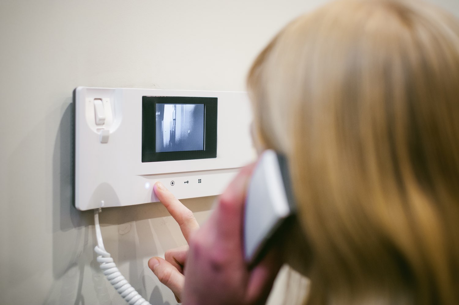 <p><strong>a device that people speak into when they want to communicate with someone who is inside a building, in a different room, in part of a plane, etc.</strong></p><p><br></p>