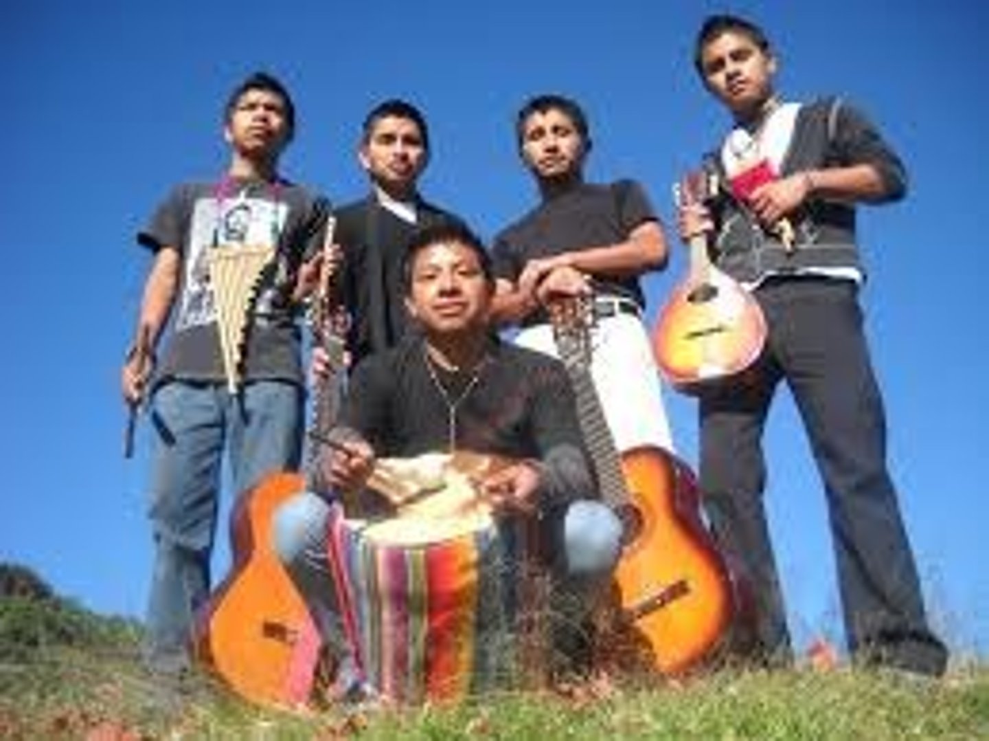 <p>musical group ; band</p>