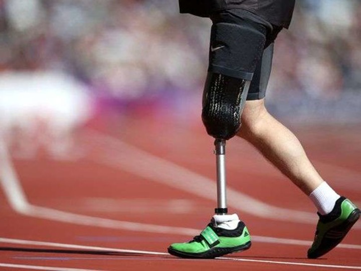 <p>Estrategia que aplica apoyos continuos en la mayor parte de las actividades de la vida diaria. Es decir, remplaza funciones.</p>