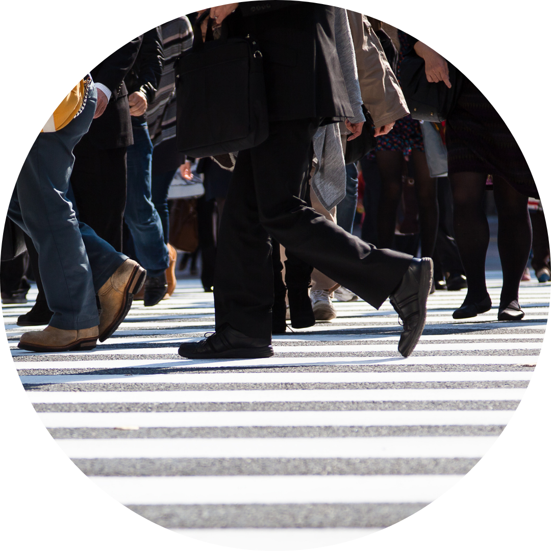 <p><strong><em>оточуючі пішоходи</em></strong><br><br>The surrounding pedestrians are not paying attention to a heated argument between two strangers.</p>