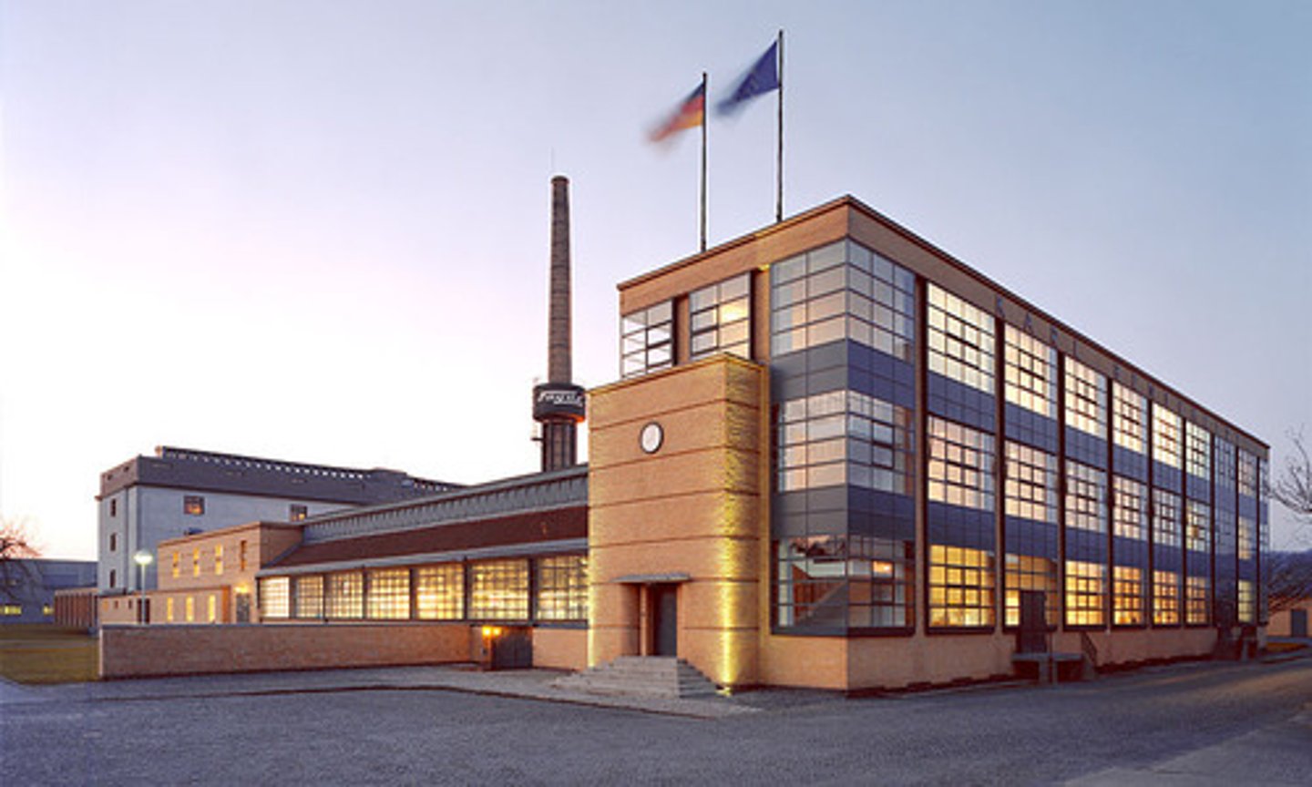 <p>Bedrijf waar op grote schaal met machines producten worden gemaakt.</p>