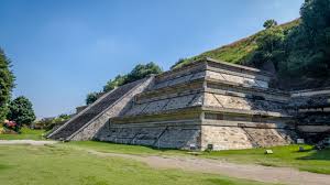 <p>-Mas grade del mundo que existe</p><p>-Templo religioso por los toltecas</p>