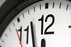 a reinforcement schedule that reinforces a response at unpredictable time intervals