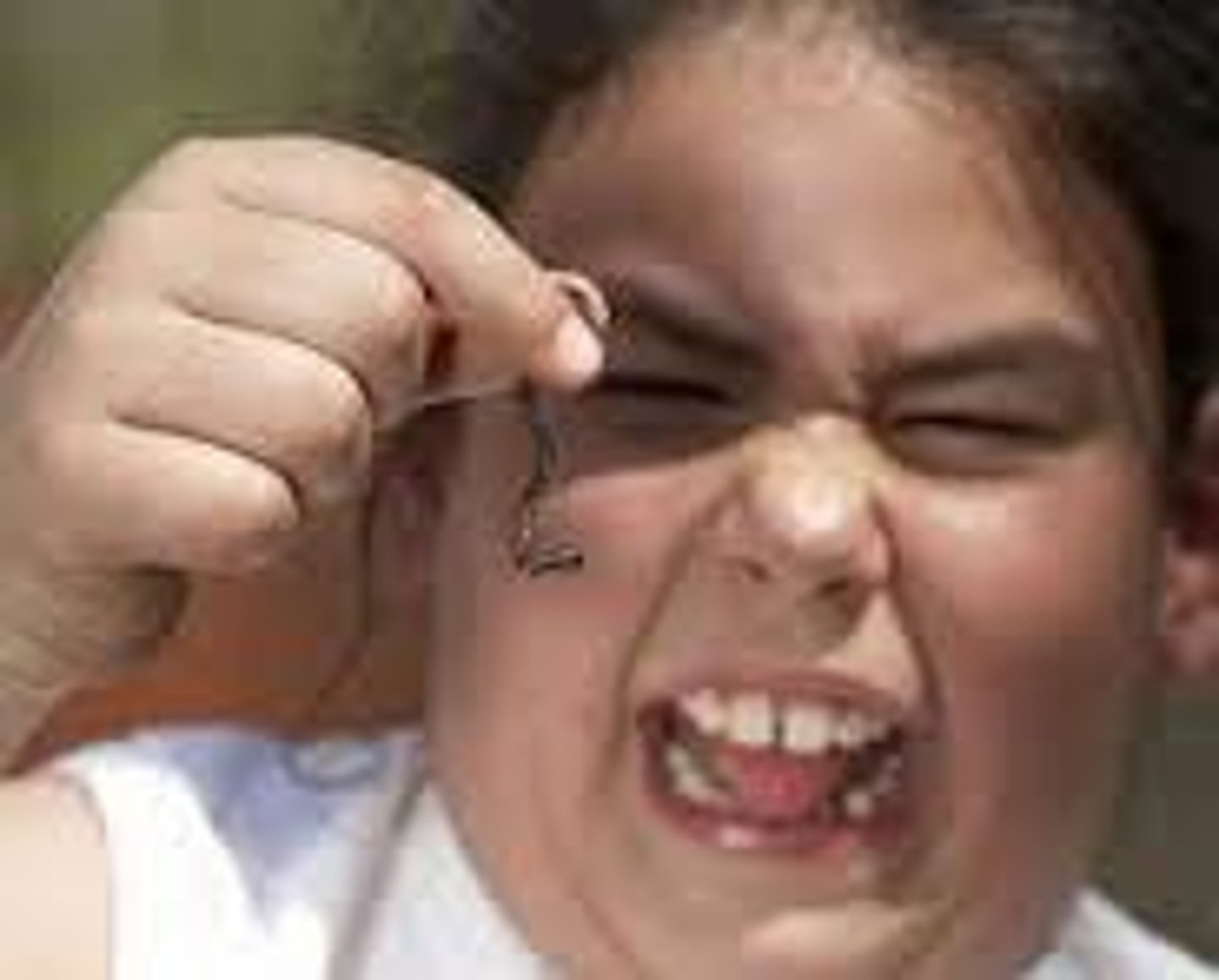 <p>ghê tởm bởi</p>