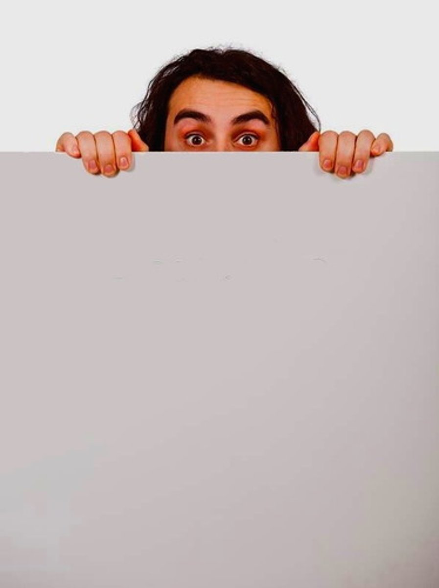 <p>to creep, lurk</p>